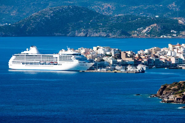Biały statek Agios Nikolaos. Kreta, Gre — Zdjęcie stockowe