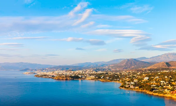 Panoramablick auf die stadt agios nikolaos und das mirabello b Stockbild