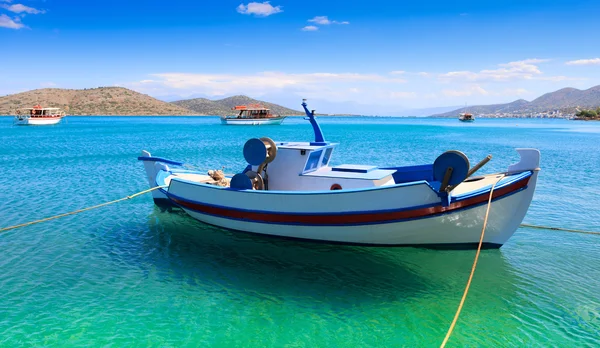 Barcos de pesca y de recreo frente a la costa de Creta . — Foto de Stock