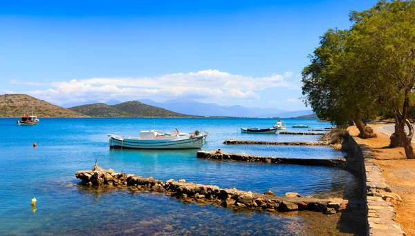 Barcos de pesca y de recreo frente a la costa de Creta . — Foto de Stock