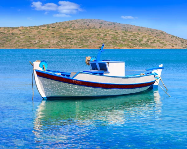 Barco de pesca frente a la costa de Creta, Grecia — Foto de Stock