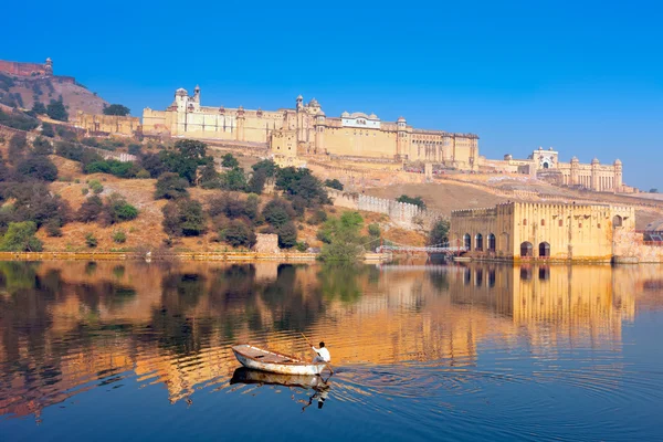 Maota Lake och fortet Amber i Jaipur — Stockfoto