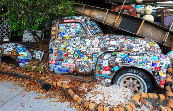 Coche viejo cubierto con una variedad de pegatinas —  Fotos de Stock