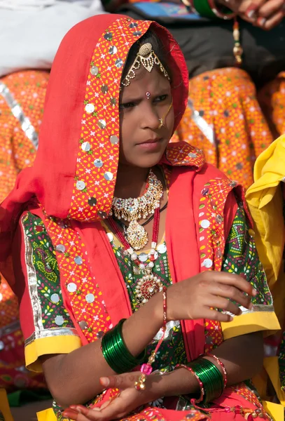 Renkli etnik kıyafetleri içinde tanımlanmamış bir kız katılır p — Stok fotoğraf