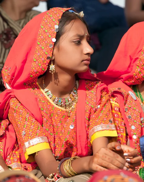 Een onbekende meisje in kleurrijke etnische kleding woont op de p — Stockfoto