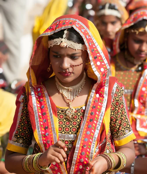 Une jeune fille non identifiée en tenue ethnique colorée assiste à la — Photo