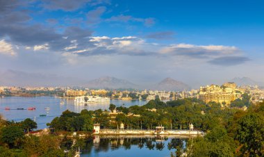 Panoramik Udaipur, göl PICHOLA ve şehir Palace - Rajast