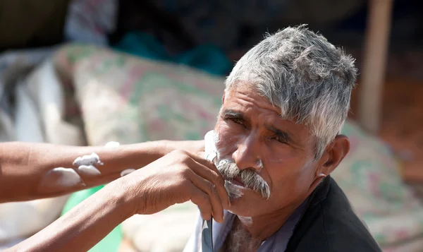 An unidentified man shaves from a street barber at the Pushkar f — Stock Photo, Image