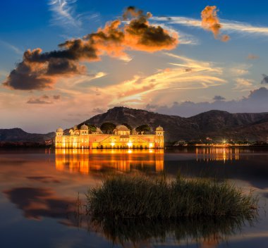 Geceleri Saray Jal Mahal. Jal Mahal (su Sarayı) adam S