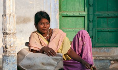 Pushkar, Hindistan - 21 Kasım: Genç gülümseyen Hintli kadın üzerinde 
