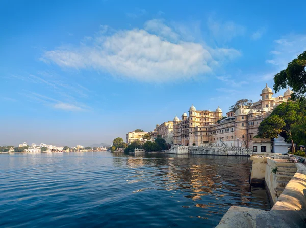 PICHOLA Lake ve şehir palace udaipur içinde. Hindistan.
