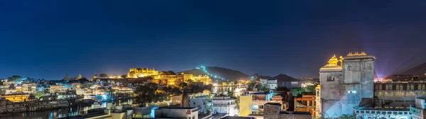 Udaipur por la noche, Panorama. Udaipur, Rajastán, India, Asia —  Fotos de Stock