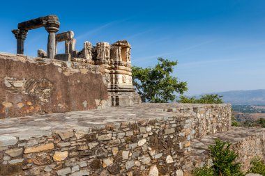 Kumbhalgarh kale karmaşık, Rajasthan, Hindistan harap Tapınak,
