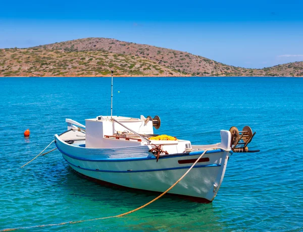 Barco de pesca ao largo da costa de Creta, Grécia — Fotografia de Stock