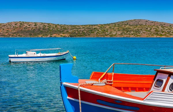 Barco de pesca frente a la costa de Creta, Grecia — Foto de Stock