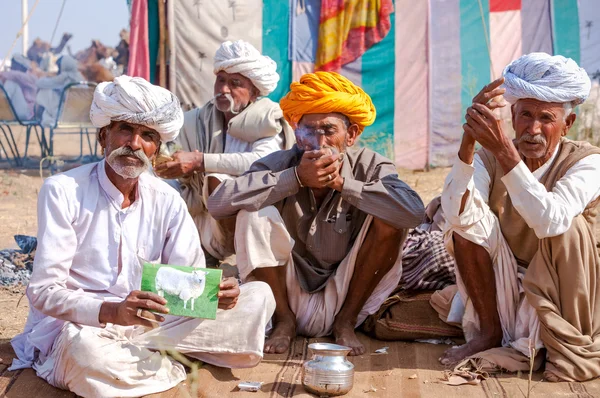 अज्ञात पुरुष पुष्कर मेळाव्याला उपस्थित राहतात — स्टॉक फोटो, इमेज