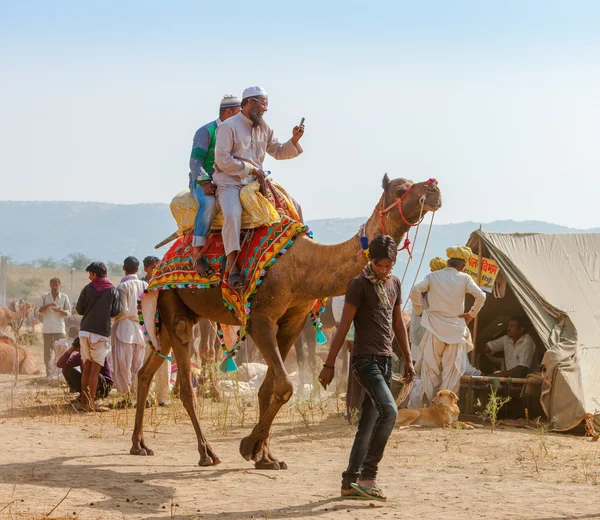 Neznámých mužů se účastní veletrhu Pushkar — Stock fotografie