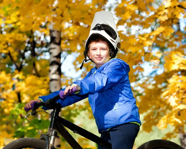 Boy biking — Stock Photo, Image