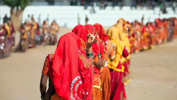 Hinduski w kolorowe stroje etniczne — Zdjęcie stockowe