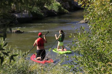 Weber Nehri 'nde iki kişi yüzüyor. Utah' ta bir yaz gününde Şeytan Kaydırağı 'ndan geçiyor..