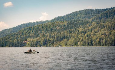 6 Ağustos 2020, Altay. Rusya, gölde teknede balıkçı