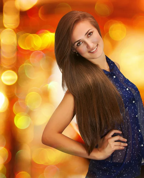 Kalın uzun saçlı güzel kız — Stok fotoğraf