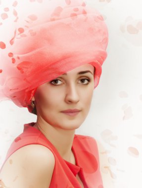 Kırmızı şapka ve kıyafet güzel kadın