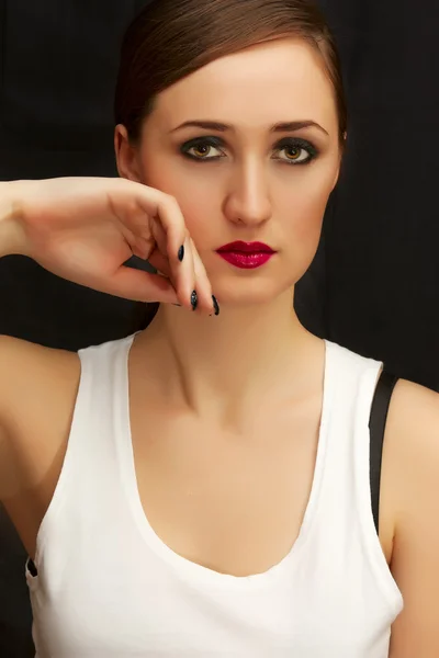 Beautiful face of a glamour woman with smoky eyes make up. Beauty portrait of young beautiful woman — Stock Photo, Image