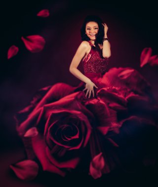 Uzun kızıl saçlı kız.