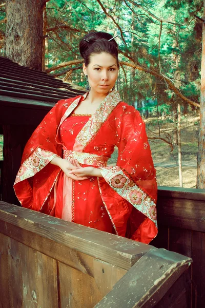 Προσωπογραφία γυναίκας στην κινεζική πριγκίπισσα κοστούμι στο πευκοδάσος — Φωτογραφία Αρχείου