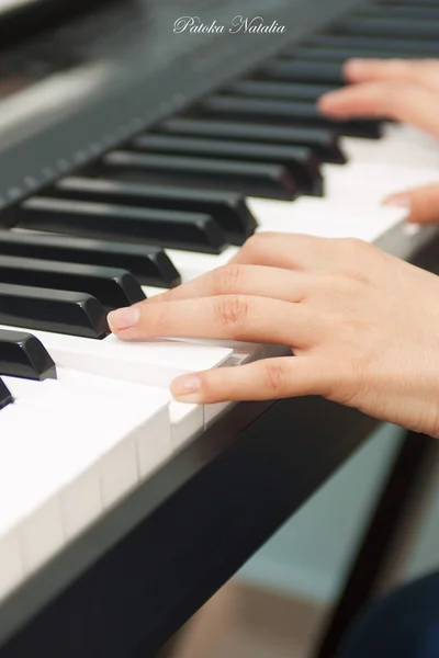 Händerna på musiker på piano tangenterna — Stockfoto