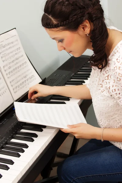 Mulher tocando piano — Fotografia de Stock