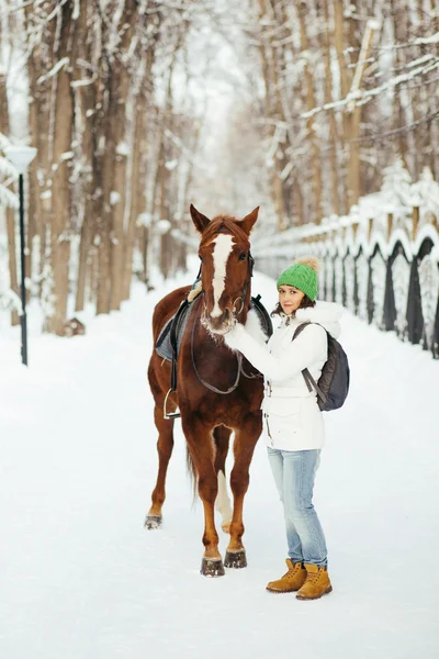 Piękna dziewczyna i jazda w zimie — Zdjęcie stockowe