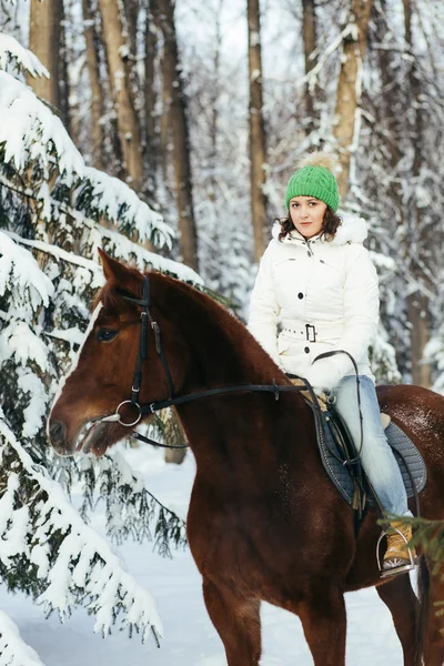 Piękna dziewczyna i jazda w zimie — Zdjęcie stockowe