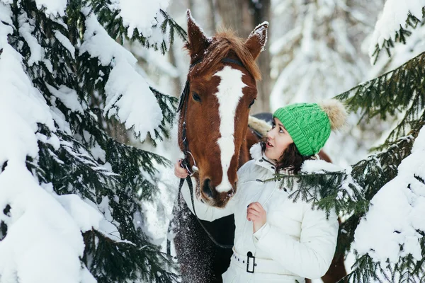 Schöne Mädchen und Pferd im Winter — Stockfoto