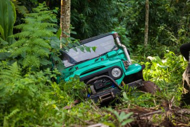 SUV tropikal ormanda - 7 Mart 2013 macera bir rocky river gölet ve göllerde Araba meraklısı değiştirilmiş dört tekerlekli araç kullanma