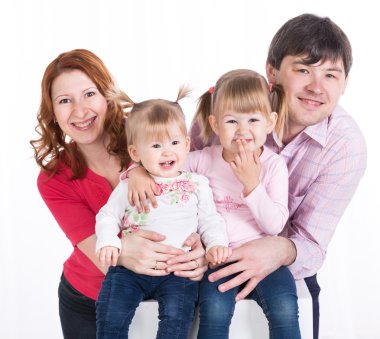 Beyaz arka planda mutlu bir aile