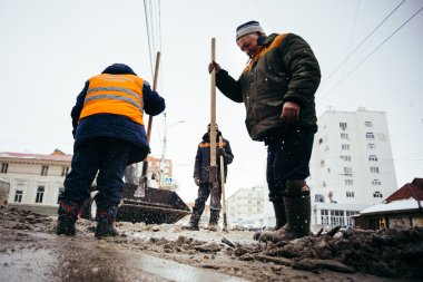 Kar temizleme işçiler. Rusya, şehir Ufa - Şubat 21 2016.