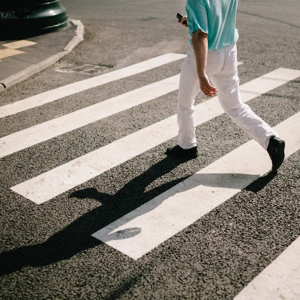 Uomo che attraversa la strada — Foto Stock