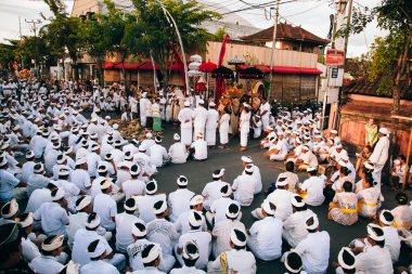 Gerçekleştirilen Melasti ayin sırasında yöre halkı