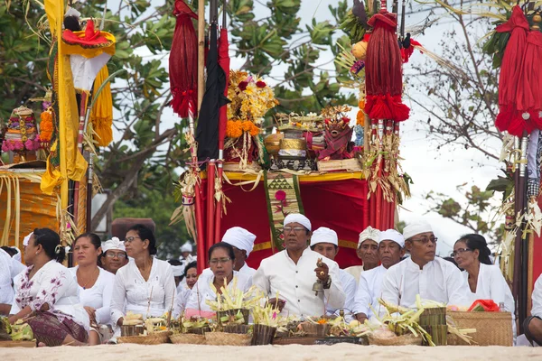 Local people during performed Melasti Ritual — Stock Photo, Image