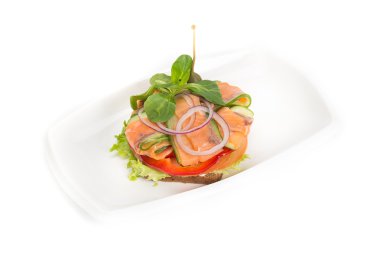 Taze sebze salatası ve füme somon.