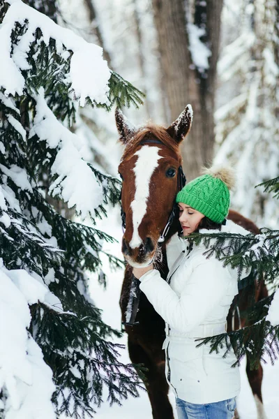 Menina bonita e cavalo no inverno — Fotografia de Stock