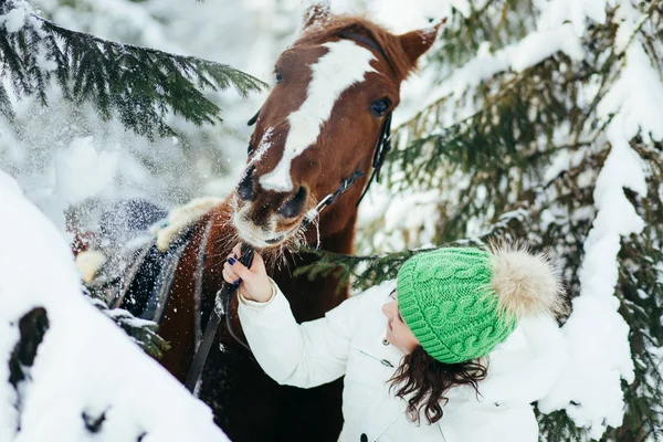 Menina bonita e cavalo no inverno — Fotografia de Stock