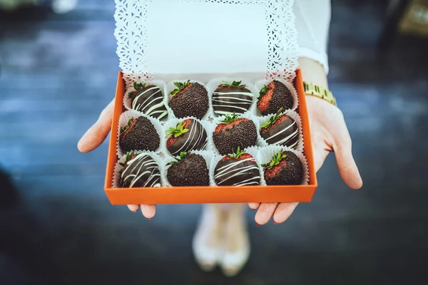 Met chocolade bedekte aardbeien — Stockfoto