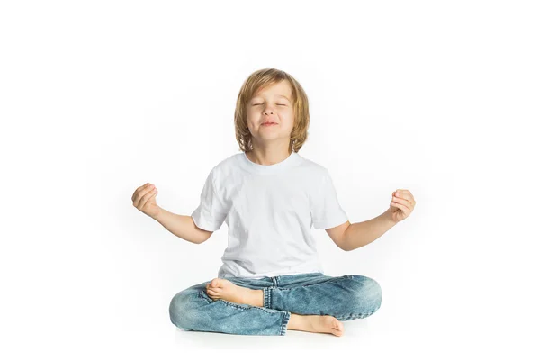 Çocuk oturuyor. Yoga. Lotus pozisyonu.