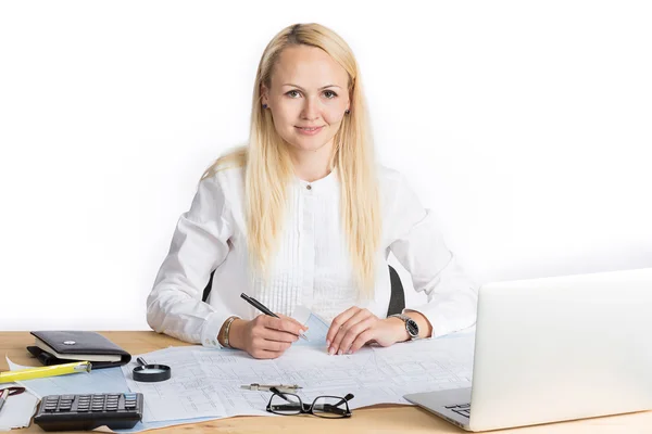 Empresária sentada com laptop — Fotografia de Stock