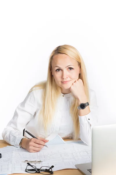 Podnikatelka sedí s notebookem — Stock fotografie
