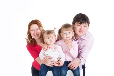 Beyaz arka planda mutlu bir aile