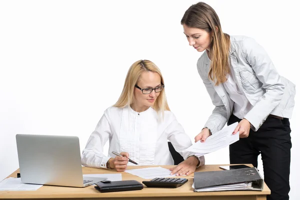 Duas mulheres de negócios falando e assinando documento — Fotografia de Stock